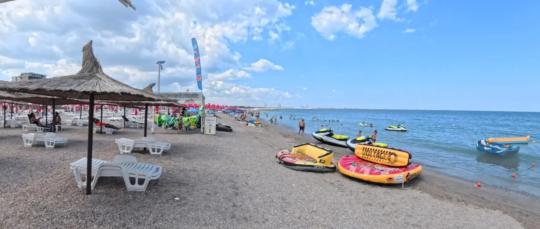 Panoramă reală a punctului Pe-Val.ro din Eforie Nord, cu șezlonguri, gonflabile și jet ski-uri la mal