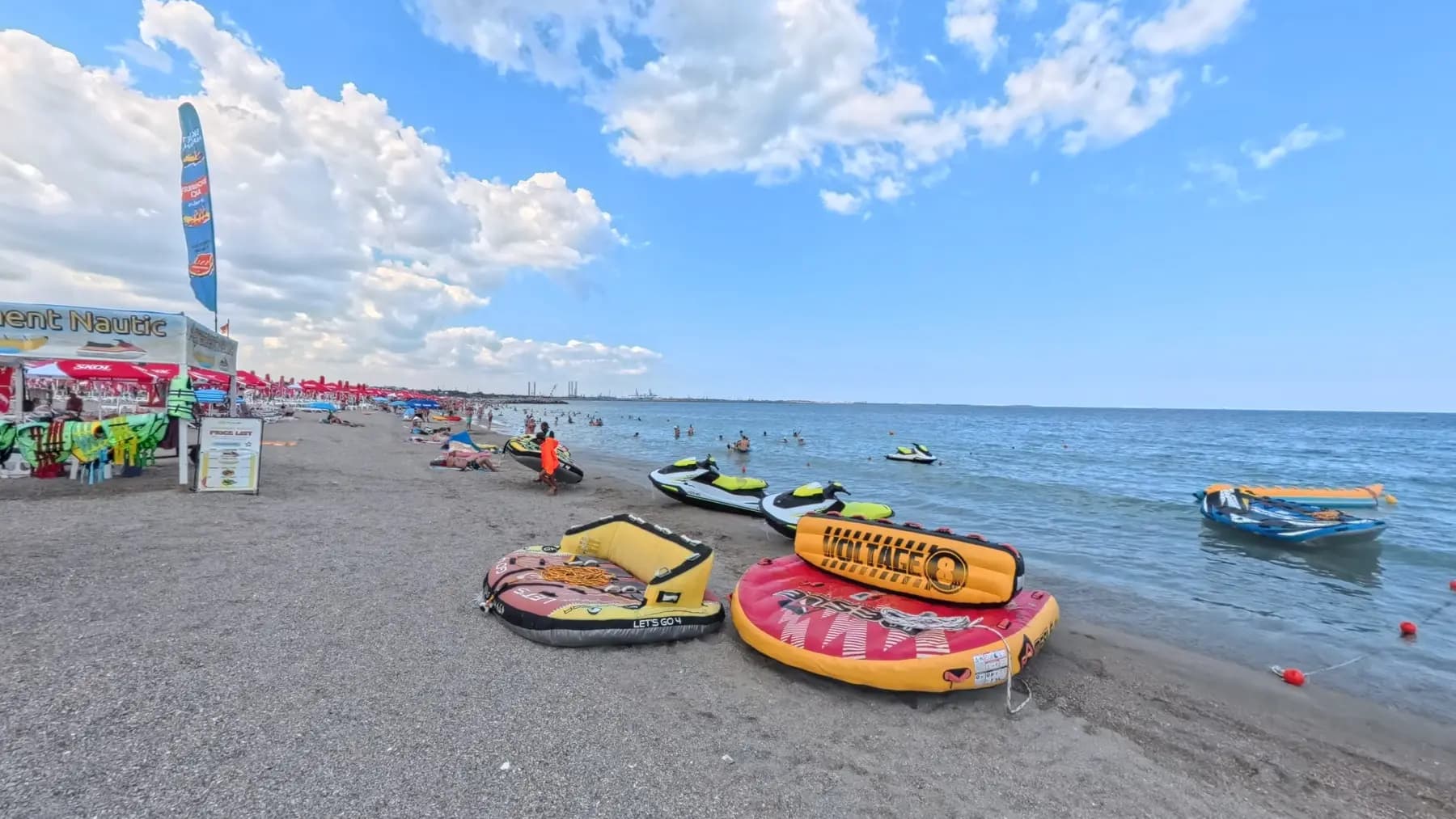 Canapele gonflabile și jet ski-uri pregătite pe plaja din Eforie Nord