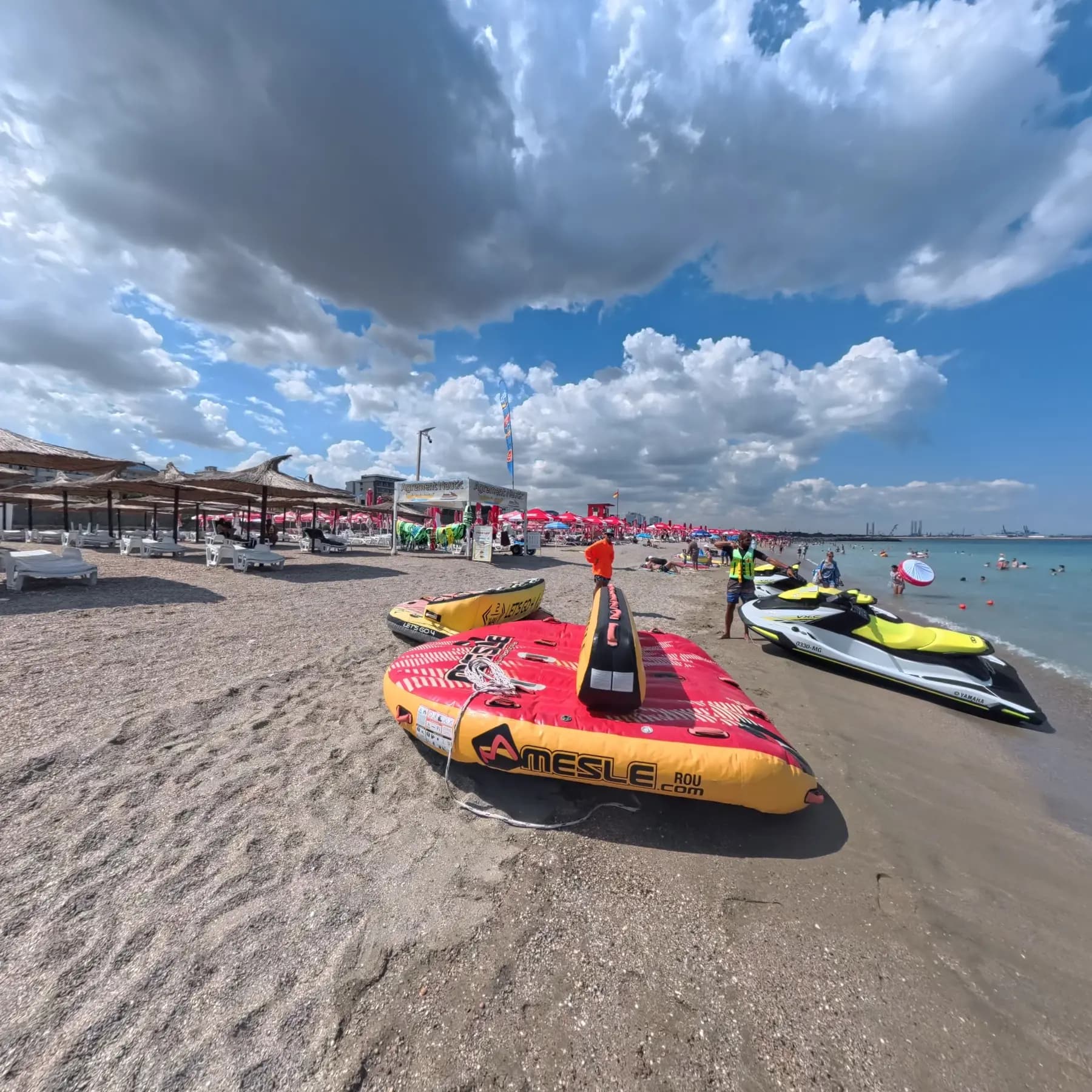 Gonflabile tractabile, jet ski-uri și punctul nautic de pe plaja Eforie Nord